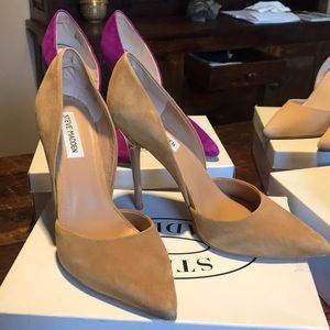SAND Steve Madden Suede Varcitty Pump